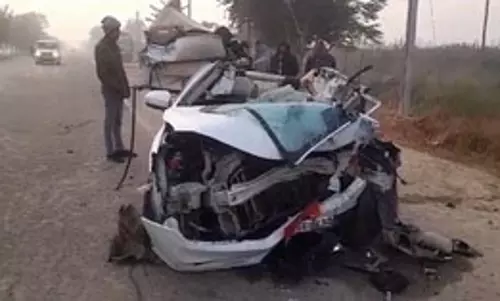 ट्रक से भिड़ी कार, 2 की मौत 2 घायल ट्रक से भिड़ी कार, 2 की मौत 2 घायल