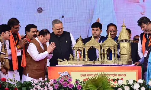 CM साय ने जेपी नड्डा को  बस्तर ढोकरा शिल्प से निर्मित अयोध्या के श्री राम मंदिर की प्रतिकृति भेंट की