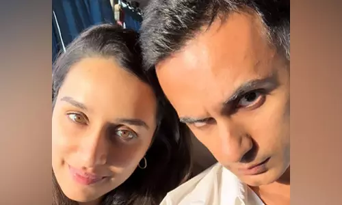 Shraddha Kapoor ने प्रेमी राहुल मोदी के साथ वड़ा पाव का लुत्फ़ उठाया Shraddha Kapoor ने प्रेमी राहुल मोदी के साथ वड़ा पाव का लुत्फ़ उठाया