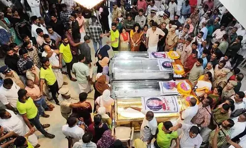 Palakkad के करिम्बा में स्कूली छात्राओं का अंतिम संस्कार, सैकड़ों ने अश्रुपूर्ण विदाई दी