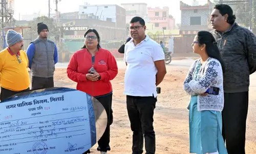 कमिश्नर ने तालाब में कचरा फेंक रही महिला पर लगाया जुर्माना