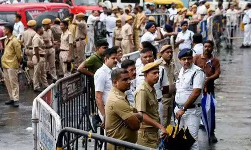 आरजी कर बलात्कार मामला: पूर्व प्रिंसिपल-पुलिसकर्मी को जमानत दी आरजी कर बलात्कार मामला: पूर्व प्रिंसिपल-पुलिसकर्मी को जमानत दी