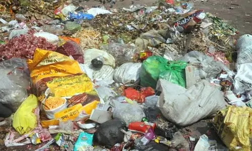 Kolkata : कूड़े के ढेर में मिला मानव सिर