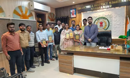 विधायक और कलेक्टर ने छत्तीसगढ़ पुलिस एवं लोक सेवा आयोग में चयनित अभ्यर्थियों को दी बधाई विधायक और कलेक्टर ने छत्तीसगढ़ पुलिस एवं लोक सेवा आयोग में चयनित अभ्यर्थियों को दी बधाई
