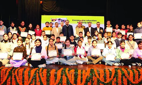 HP: राज्यपाल ने मेधावियों को बांटी छात्रवृत्तियां HP: राज्यपाल ने मेधावियों को बांटी छात्रवृत्तियां