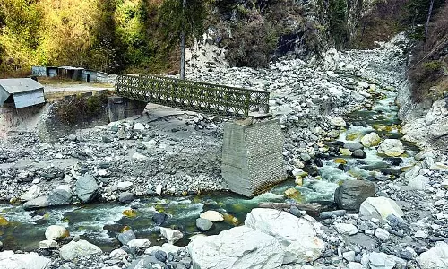 सडक़ बंद होने के कारण 150 गाडिय़ां अभी भी गांव में फंसी सडक़ बंद होने के कारण 150 गाडिय़ां अभी भी गांव में फंसी