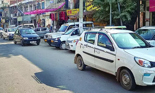 रोड पर आड़े-तिरछे खड़े वाहन, ट्रैफिक के बोझ तले दबा बरठीं बाजार रोड पर आड़े-तिरछे खड़े वाहन, ट्रैफिक के बोझ तले दबा बरठीं बाजार