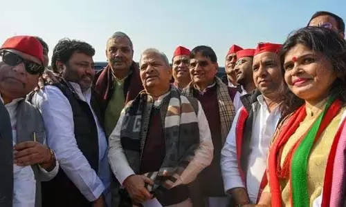Greater Noida : सपा नेताओं को जेल में बंद किसानों से मिलने से रोका, भाजपा की आलोचना की