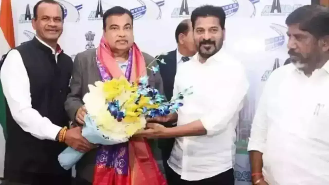 CM रेवंत ने आरआरआर मंजूरी के लिए गडकरी से मंजूरी मांगी CM रेवंत ने आरआरआर मंजूरी के लिए गडकरी से मंजूरी मांगी