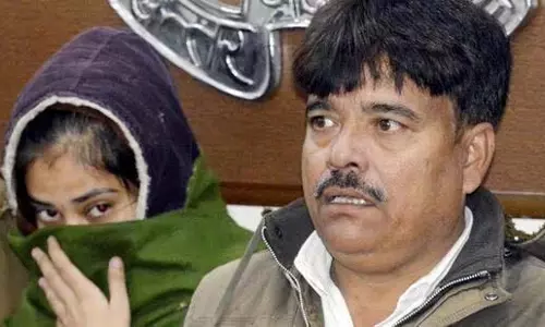 Ghaziabad : चचेरे भाई को बलात्कार के झूठे मामले में फंसाने की कोशिश, महिला और उसका यूट्यूबर दोस्त गिरफ्तार Ghaziabad : चचेरे भाई को बलात्कार के झूठे मामले में फंसाने की कोशिश, महिला और उसका यूट्यूबर दोस्त गिरफ्तार