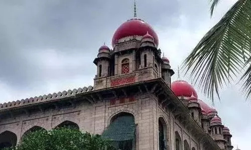 नेटिज़न्स सोशल मीडिया पर Allu Arjun की गिरफ़्तारी की जानकारी ब्राउज़ करने में व्यस्त