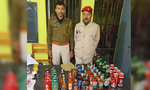 Assam: बरबरी में अवैध शराब के खिलाफ पुलिस की छापेमारी