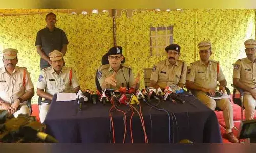 Khammam: बुजुर्ग दंपति की हत्या का मामला सुलझाया, आठ गिरफ्तार Khammam: बुजुर्ग दंपति की हत्या का मामला सुलझाया, आठ गिरफ्तार