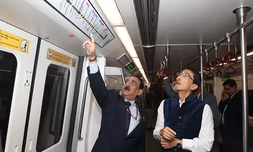 भारत में Japanese राजदूत ने दिल्ली मेट्रो में यात्रा की