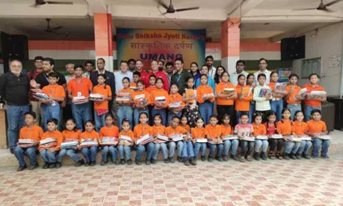 NGO ने प्राथमिक विद्यालय के बच्चों को शीतकालीन वर्दी दान की