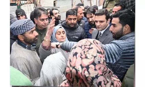 DC कुलगाम ने पनीवा का दौरा किया, अग्नि प्रभावित परिवारों को तत्काल राहत प्रदान की
