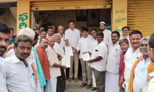 MLC चलाला वेंकटराम रेड्डी और माला विजय कुमार ने कामरेड चेक किए वितरित