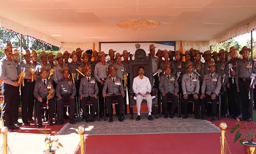 असम राइफल्स ने Mizoram के आइजोल में अलंकरण समारोह का किया आयोजन असम राइफल्स ने Mizoram के आइजोल में अलंकरण समारोह का किया आयोजन
