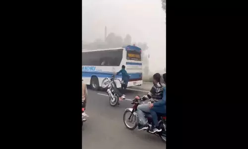 हाईवे पर खतरनाक बाइक स्टंट का वीडियो वायरल, आपको भी आ जाएगा गुस्सा हाईवे पर खतरनाक बाइक स्टंट का वीडियो वायरल, आपको भी आ जाएगा गुस्सा