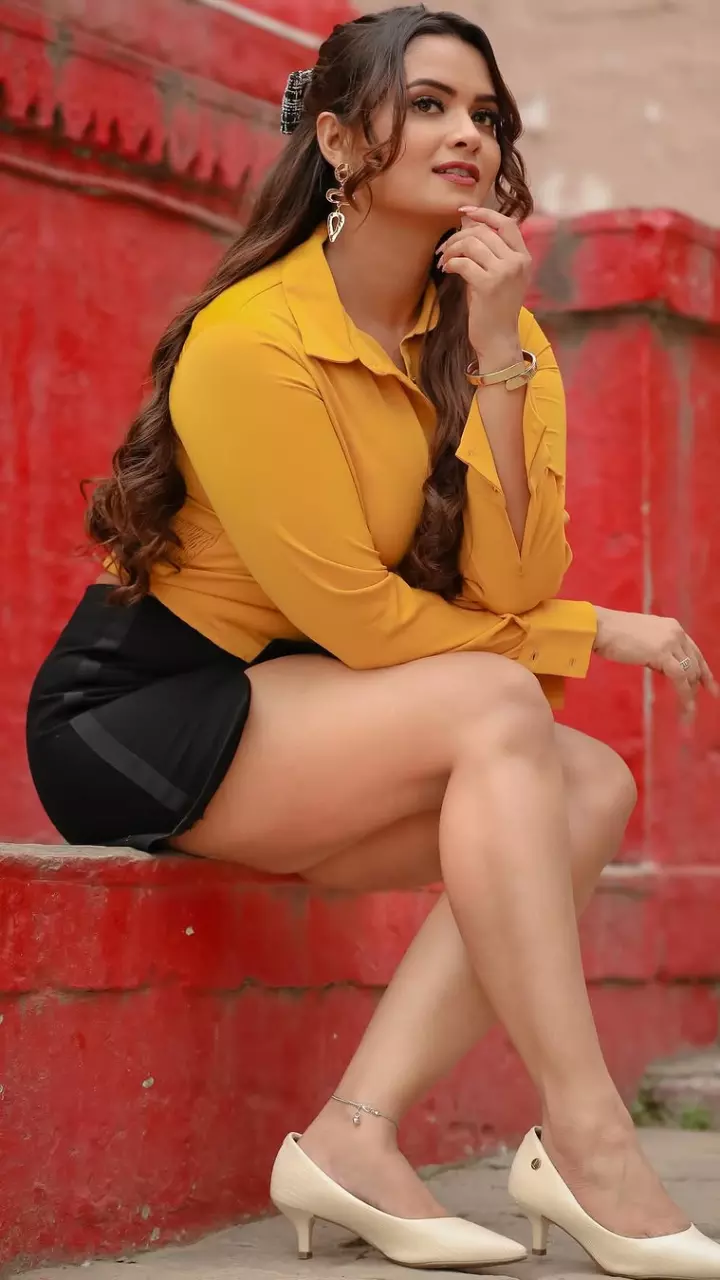 नीलम गिरी की हॉट तस्वीरें