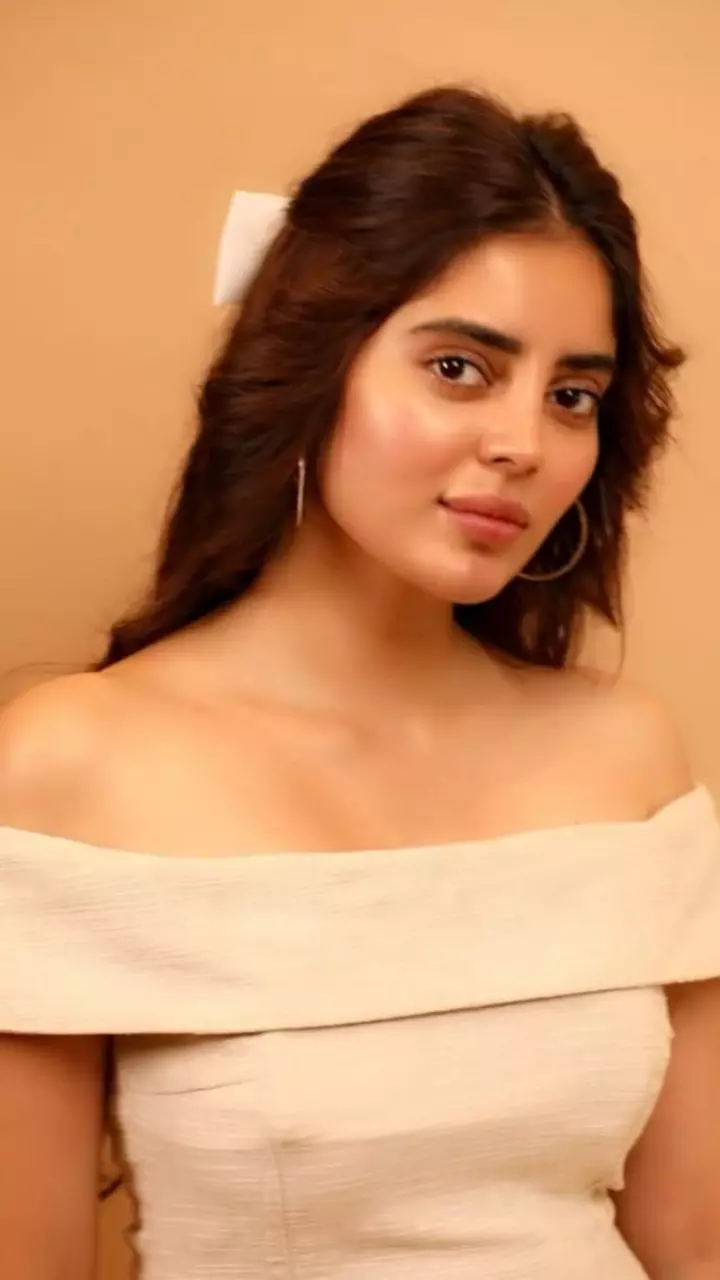 कुशिता कल्लपु ने फ्लॉन्ट लिया फिगर