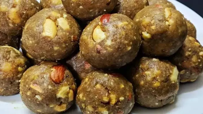 Maithi-Til Laddu: सर्दियों में जोड़ों के दर्द के लिए खाएं मेथी और तिल के लड्डू