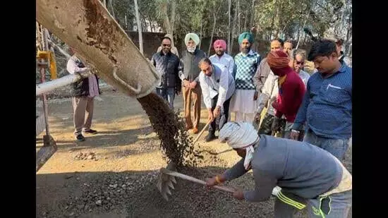 मोहाली Construction work of first concrete road started