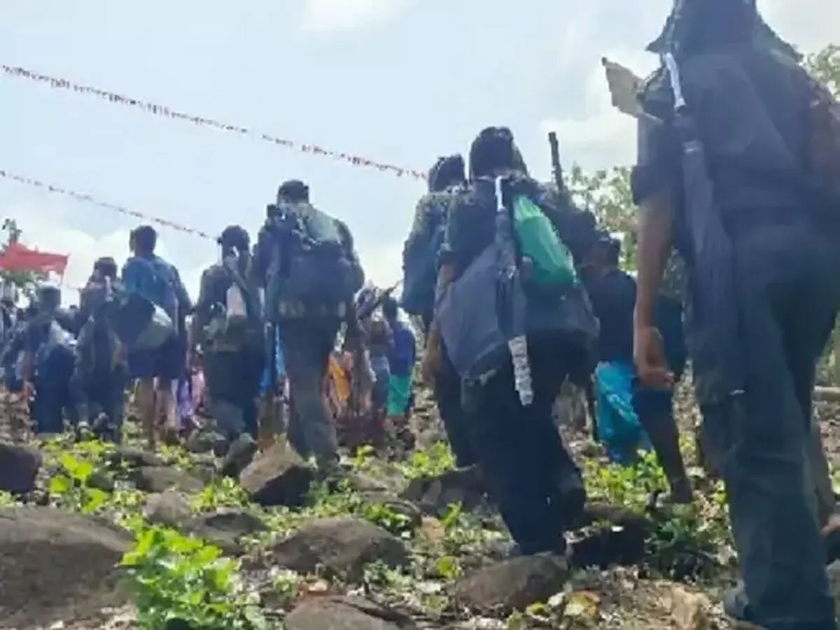 नक्सलियों ने लूटे मोबाइल, बस्तर-सुकमा के ग्रामीणों का आरोप