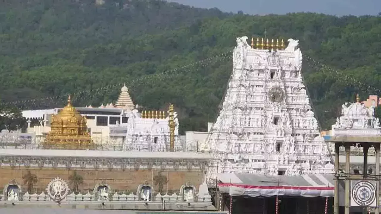 Tirumala में श्रद्धालुओं को लंबी कतारों के बीच सामान्य भीड़ का अनुभव हुआ