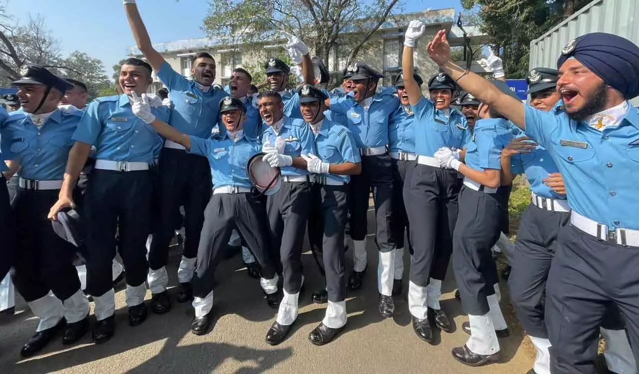 Air Force प्रमुख ने युवा फ्लाइंग अफसरों से कहा, सिर्फ वायु योद्धा नहीं, भविष्य के नेता बनें