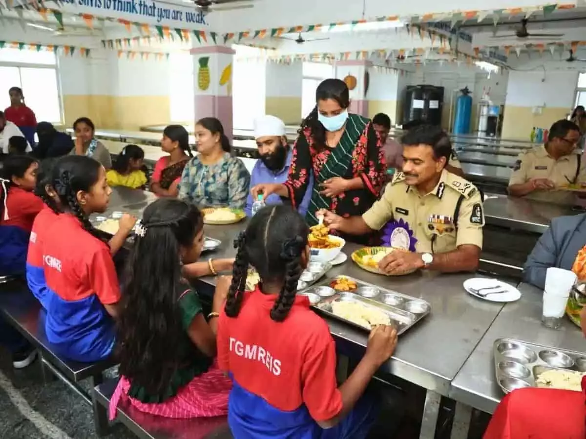 Hyderabad पुलिस आयुक्त ने नारायणगुडा में आवासीय बालिका विद्यालय का दौरा किया