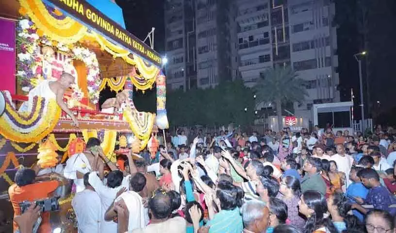 Shri Radha Govinda रथ यात्रा में हजारों भक्त भव्य रथ खींचते हुए