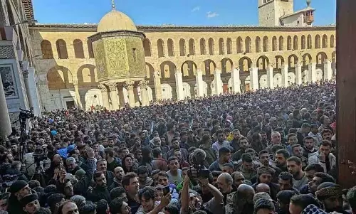 Assad के पतन के बाद दमिश्क की उमय्यद मस्जिद में पहली बार शुक्रवार की नमाज़ पढ़ी गई Assad के पतन के बाद दमिश्क की उमय्यद मस्जिद में पहली बार शुक्रवार की नमाज़ पढ़ी गई