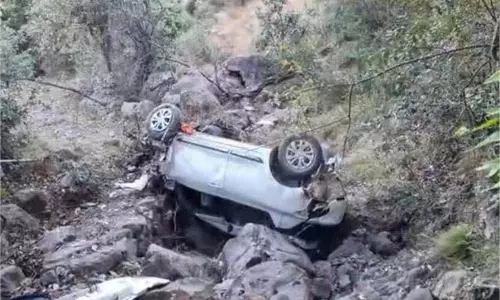 jammu-kashmir:सड़क से फिसलकर गहरी खाई में गिरी  कार , मौत