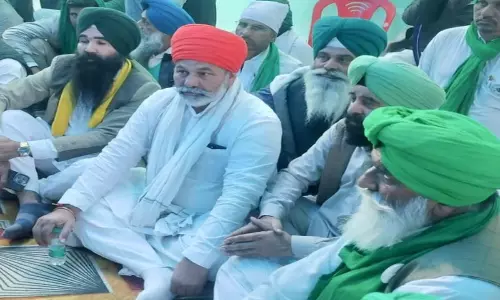 Punjab: टिकैत ने दल्लेवाल से मुलाकात की, किसानों से एकता का आह्वान किया Punjab: टिकैत ने दल्लेवाल से मुलाकात की, किसानों से एकता का आह्वान किया