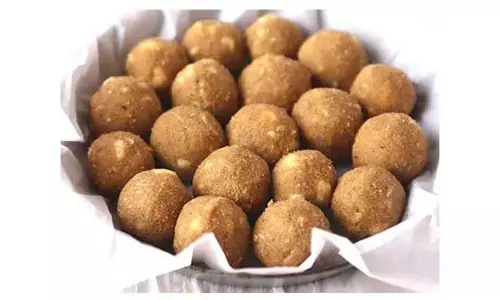 Healthy:  स्वास्थ्यवर्धक गोंद लड्डू