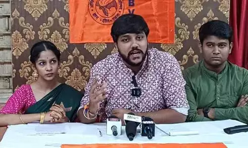 MU ने बलात्कार की धमकी के आरोपों की जांच के लिए पैनल गठित किया MU ने बलात्कार की धमकी के आरोपों की जांच के लिए पैनल गठित किया