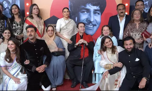 Kapoor family ने एक साथ मिलकर एक पारिवारिक तस्वीर खिंचवाई Kapoor family ने एक साथ मिलकर एक पारिवारिक तस्वीर खिंचवाई
