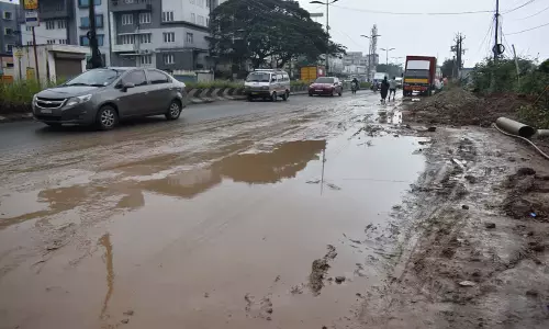 Tamil Nadu: सीसीएमसी ने मरम्मत में देरी की, त्रिची रोड पर कीचड़ से वाहन चालक परेशान Tamil Nadu: सीसीएमसी ने मरम्मत में देरी की, त्रिची रोड पर कीचड़ से वाहन चालक परेशान