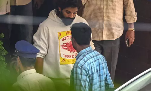 Allu Arjun: अल्लू अर्जुन को जेल में नहीं मिला VIP ट्रीटमेंट, बने कैदी नंबर 7697, नहीं खाया खाना...जानें क्यों कहा सॉरी?