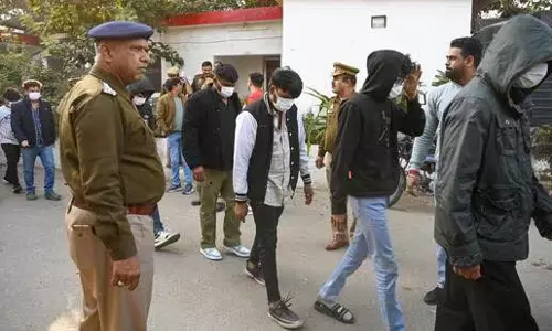 US नागरिकों से पैसे ठगने के लिए कॉल सेंटर चलाने वाले 76 लोग गिरफ्तार