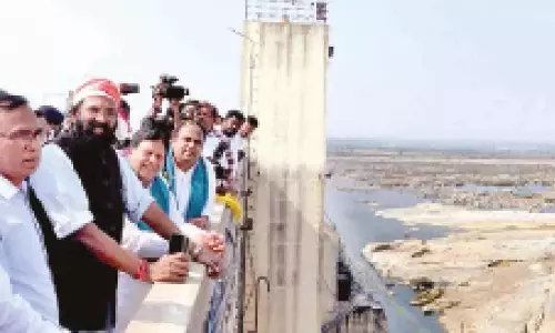 Telangana: उत्तम ने रबी फसल के लिए निजाम सागर से पानी छोड़ा Telangana: उत्तम ने रबी फसल के लिए निजाम सागर से पानी छोड़ा