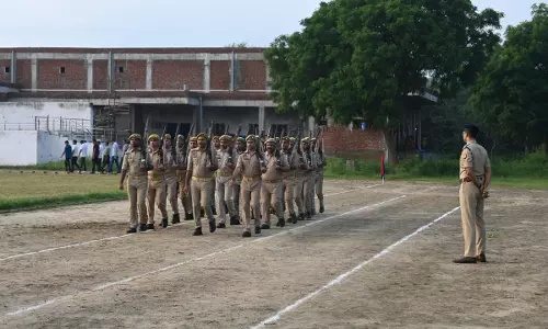 Firozabad: पुलिस कर्मियों को शारीरिक व मानसिक रूप से फिट रखने को दौड़ लगवायी Firozabad: पुलिस कर्मियों को शारीरिक व मानसिक रूप से फिट रखने को दौड़ लगवायी