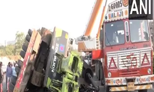 Maharashtra: ईस्टर्न एक्सप्रेस हाईवे पर दुर्घटना में बाइक सवार घायल