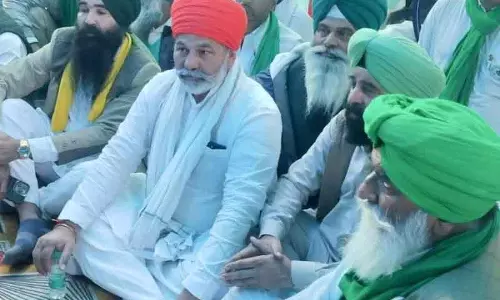 Tikait ने दल्लेवाल से मुलाकात की, किसानों से एकता का आह्वान किया Tikait ने दल्लेवाल से मुलाकात की, किसानों से एकता का आह्वान किया