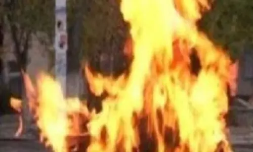 बाइक से पेट्रोल निकाली और दोस्त को जलाया जिंदा