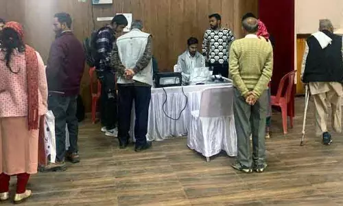 Himachal: शिविर में दिव्यांगजनों, वरिष्ठ नागरिकों की जांच की गई Himachal: शिविर में दिव्यांगजनों, वरिष्ठ नागरिकों की जांच की गई