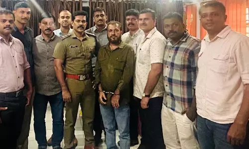 Kerala: फर्जी वाफिद प्रमाण-पत्र बनाने वाले गिरोह का भंडाफोड़, सरगना पकड़ा गया Kerala: फर्जी वाफिद प्रमाण-पत्र बनाने वाले गिरोह का भंडाफोड़, सरगना पकड़ा गया