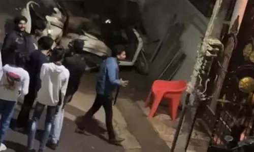 Bengaluru : बिल्डिंग मालिक और गुंडों ने छात्रों को पीजी से जबरन बाहर निकाला