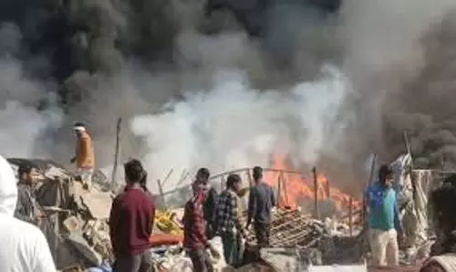 Ghaziabad: इंदिरापुरम इलाके में कनावनी पुलिया के पास झुग्गियों में लगी भीषण आग